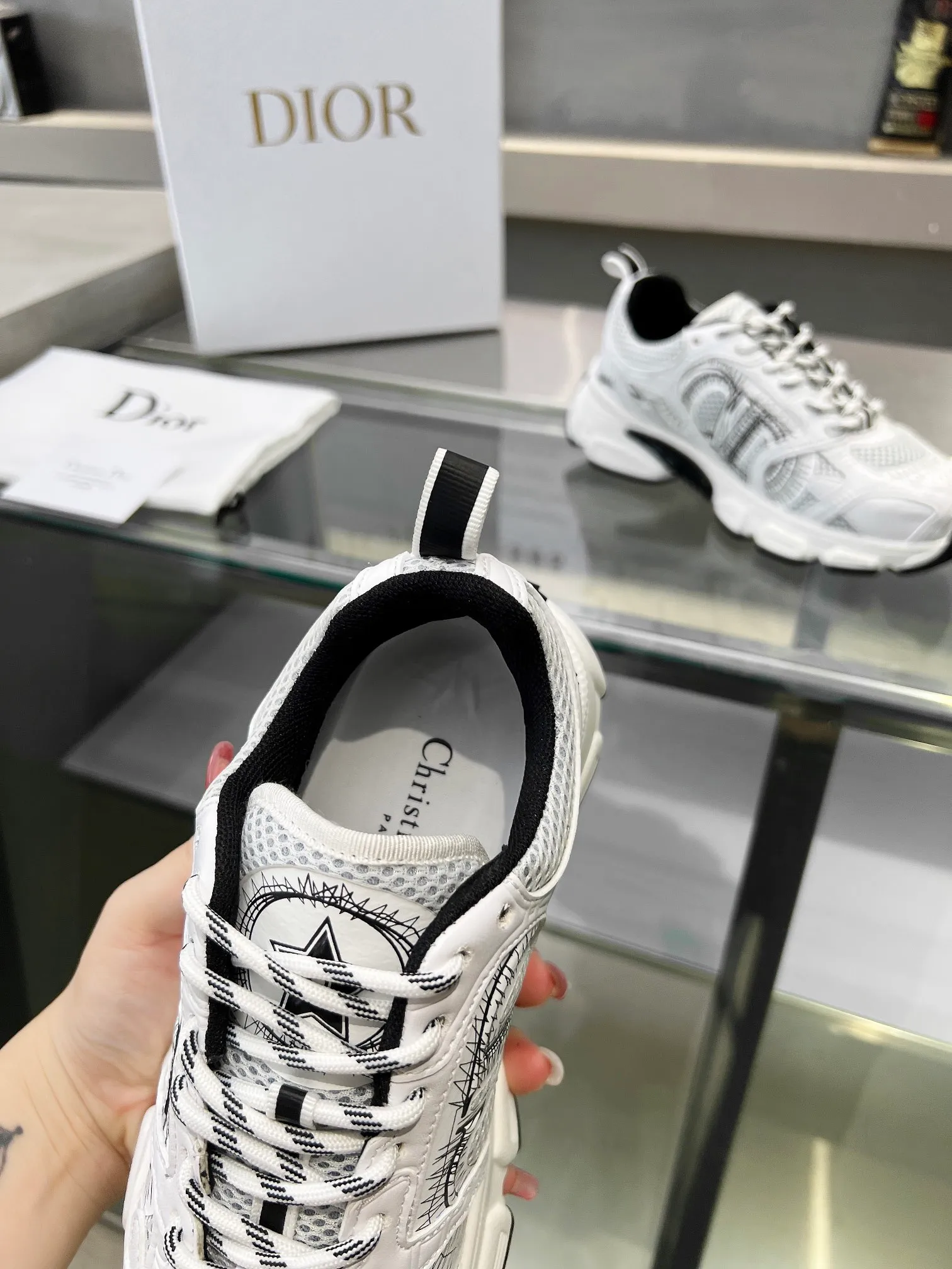 👟👟Ex-factory price 560👟👟 ⭐⭐⭐2024 latest hot style Reba's same model as Dior DIOR's brand new CHRONO shoes. A large number of silver glossy structures with gray mesh material. The rebound of the soles has also been improved. The ultra-light outsole feels great👍👍👍. It has increased by 5 centimeters. The recently popular thick-soled style makes me fall in love with it at first glance. Women's wear 35-40. Normal orders. Men's wear 40-45 pre-sale.